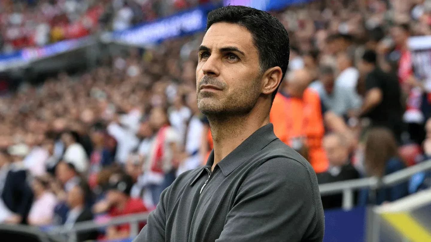 Entrenador observando el partido desde la línea lateral Entrenador observando el partido desde la línea lateral