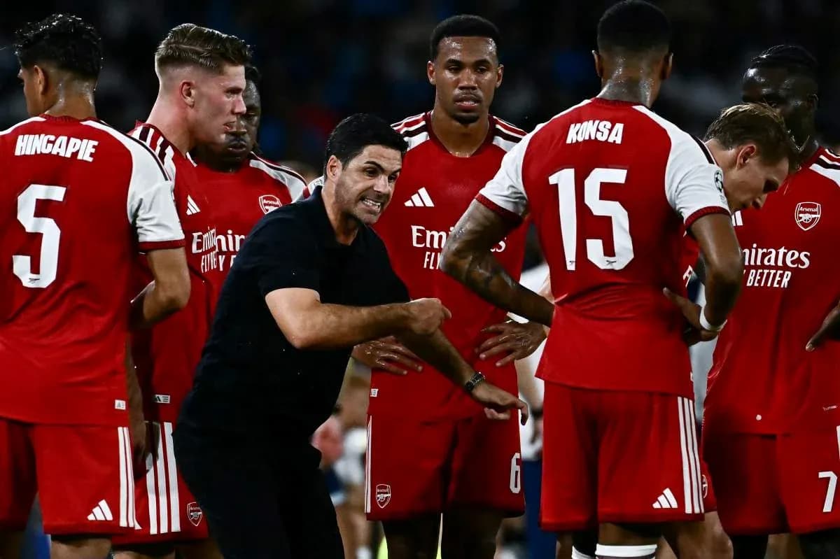 Entrenador explicando estrategia a jugadores de Arsenal Entrenador explicando estrategia a jugadores de Arsenal