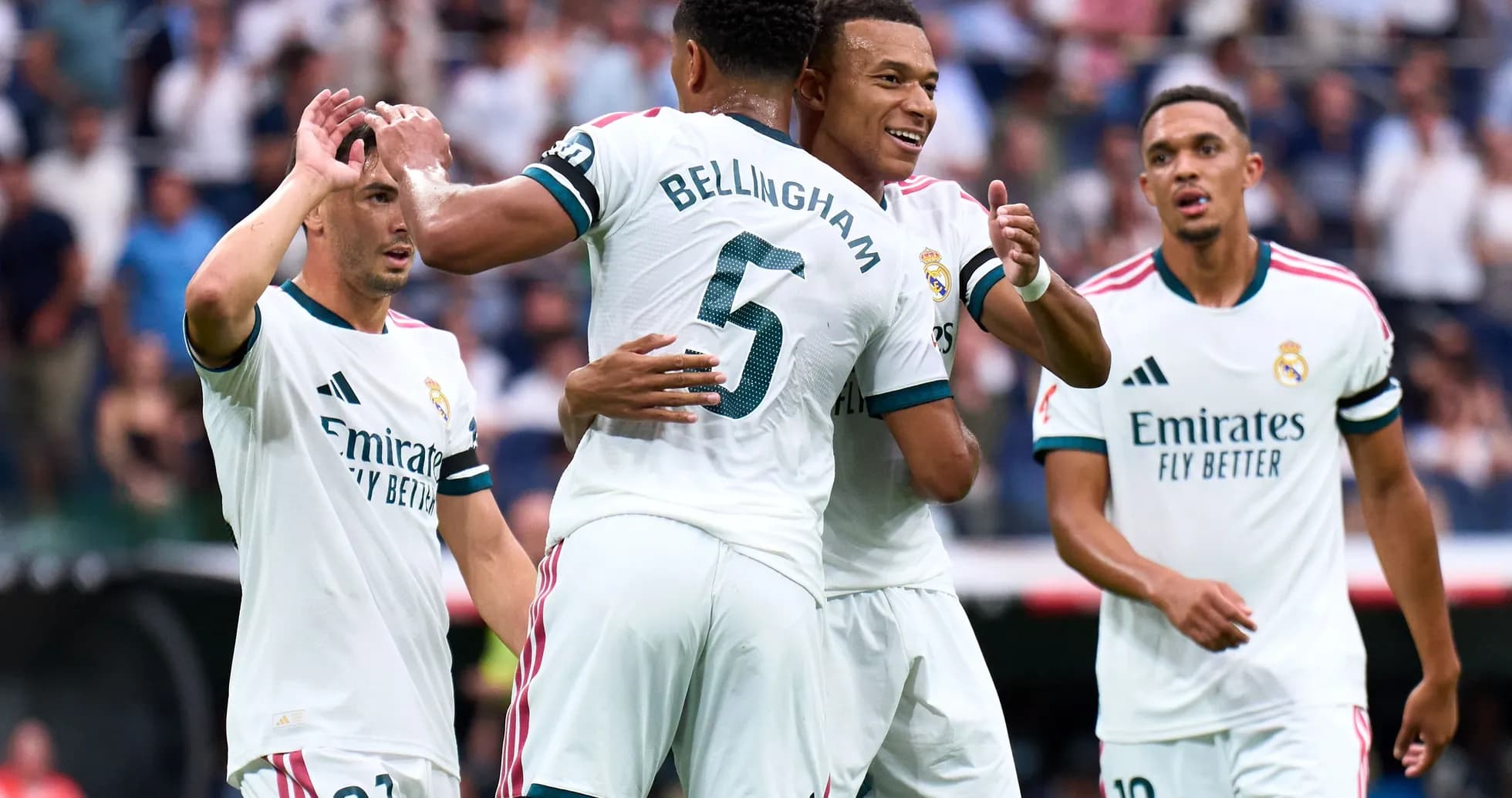 Jugadores de Real Madrid celebrando un gol juntos Jugadores de Real Madrid celebrando un gol juntos