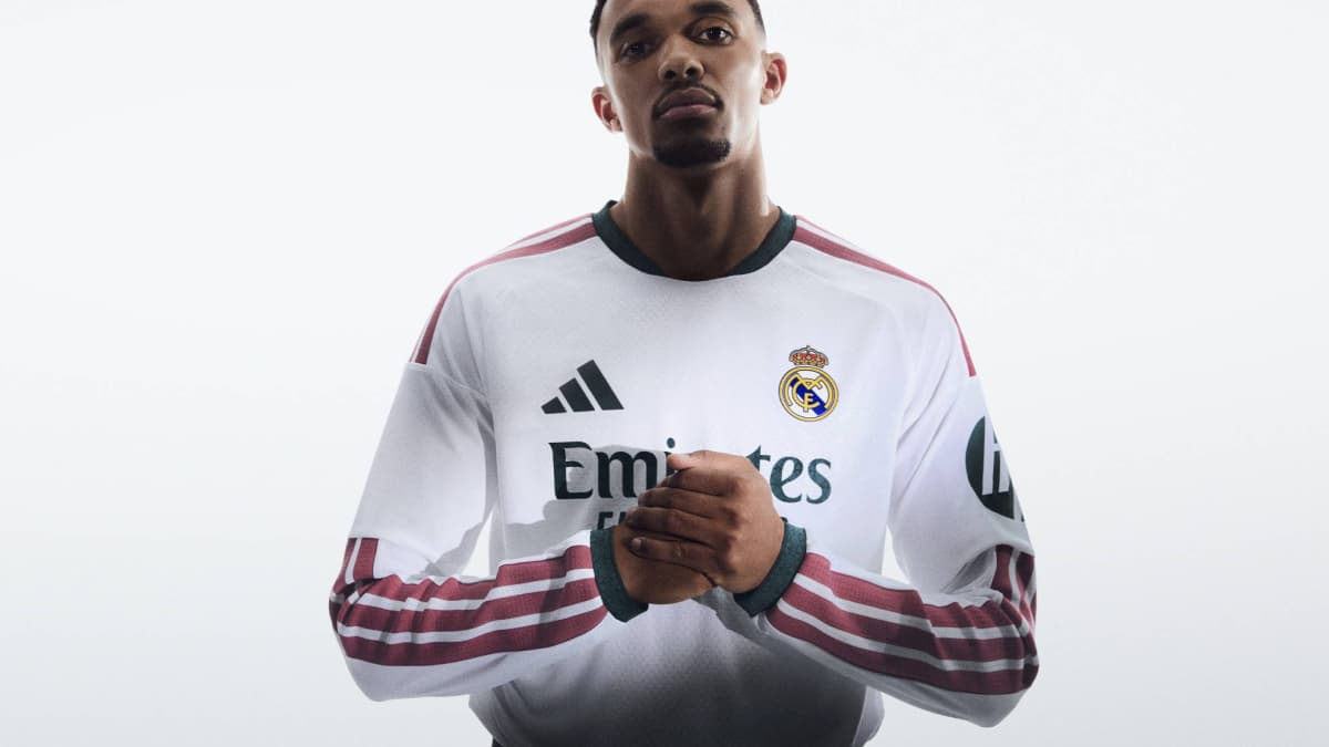 Jugador de Real Madrid posando con camiseta oficial Jugador de Real Madrid posando con camiseta oficial