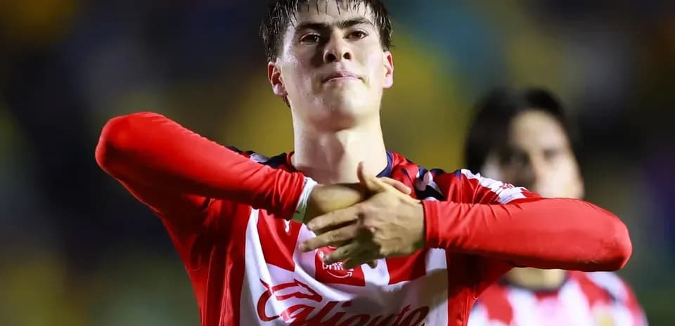 Jugador de Chivas celebrando un gol Jugador de Chivas celebrando un gol