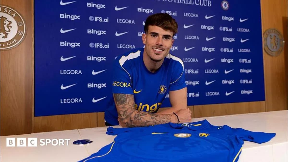 Jugador de Chelsea posando con camiseta del club Jugador de Chelsea posando con camiseta del club
