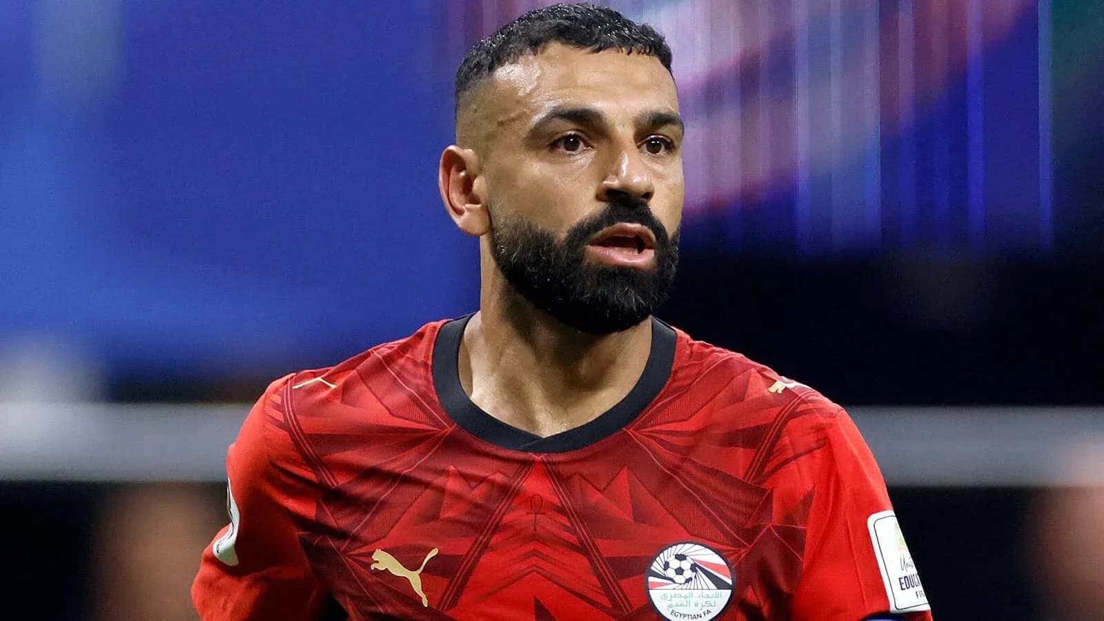 Jugador de fútbol egipcio en uniforme rojo Jugador de fútbol egipcio en uniforme rojo