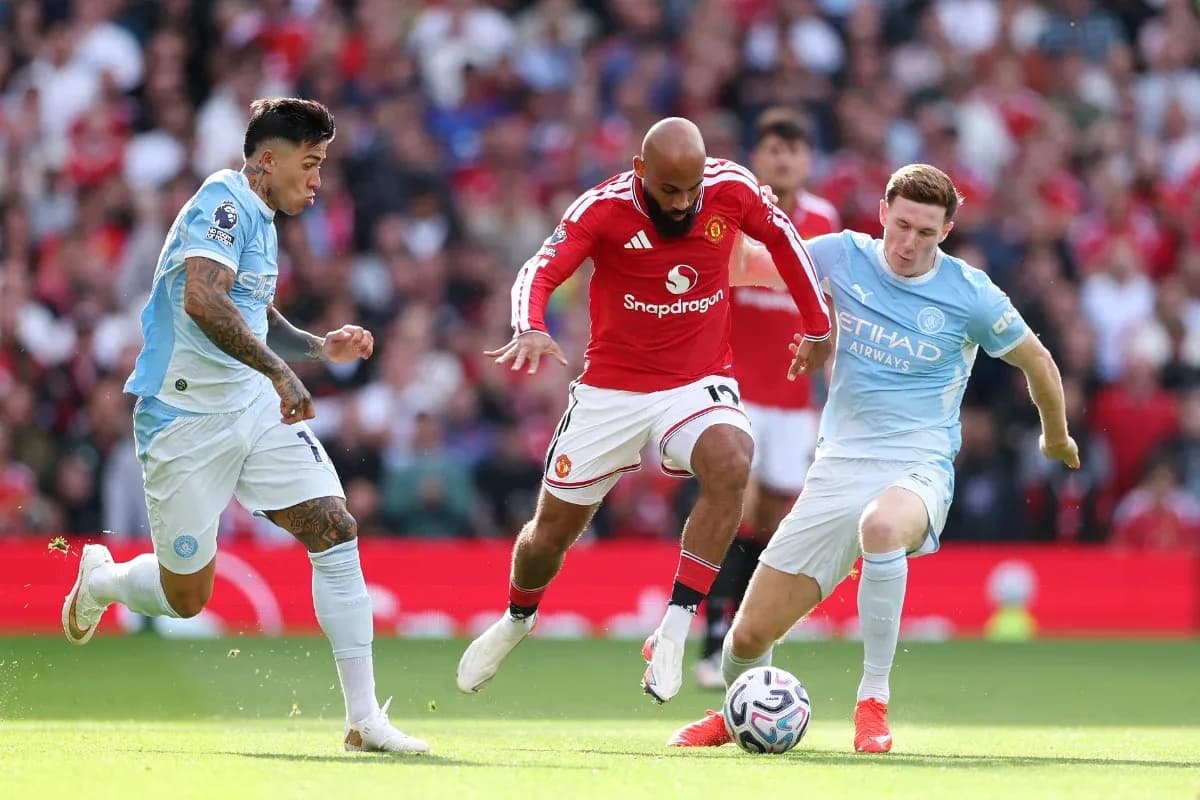 Jugadores de Manchester United y Manchester City en acción Jugadores de Manchester United y Manchester City en acción