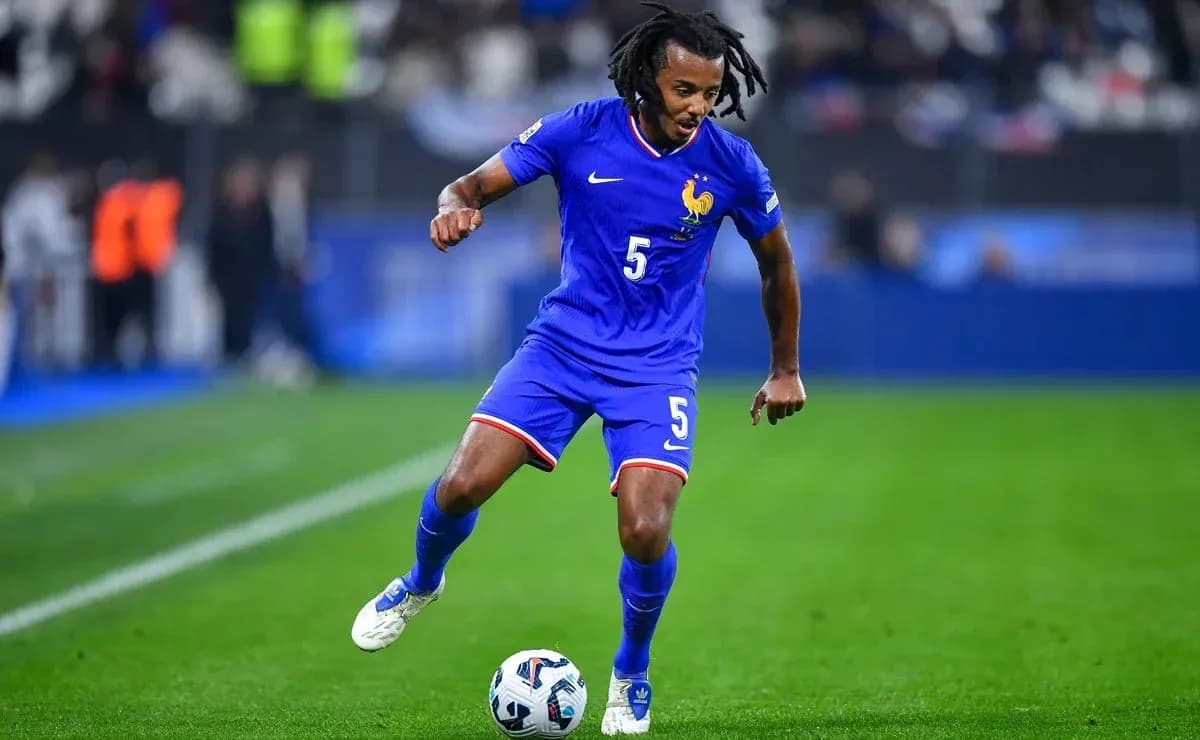 Jugador de Francia controlando el balón en el campo Jugador de Francia controlando el balón en el campo