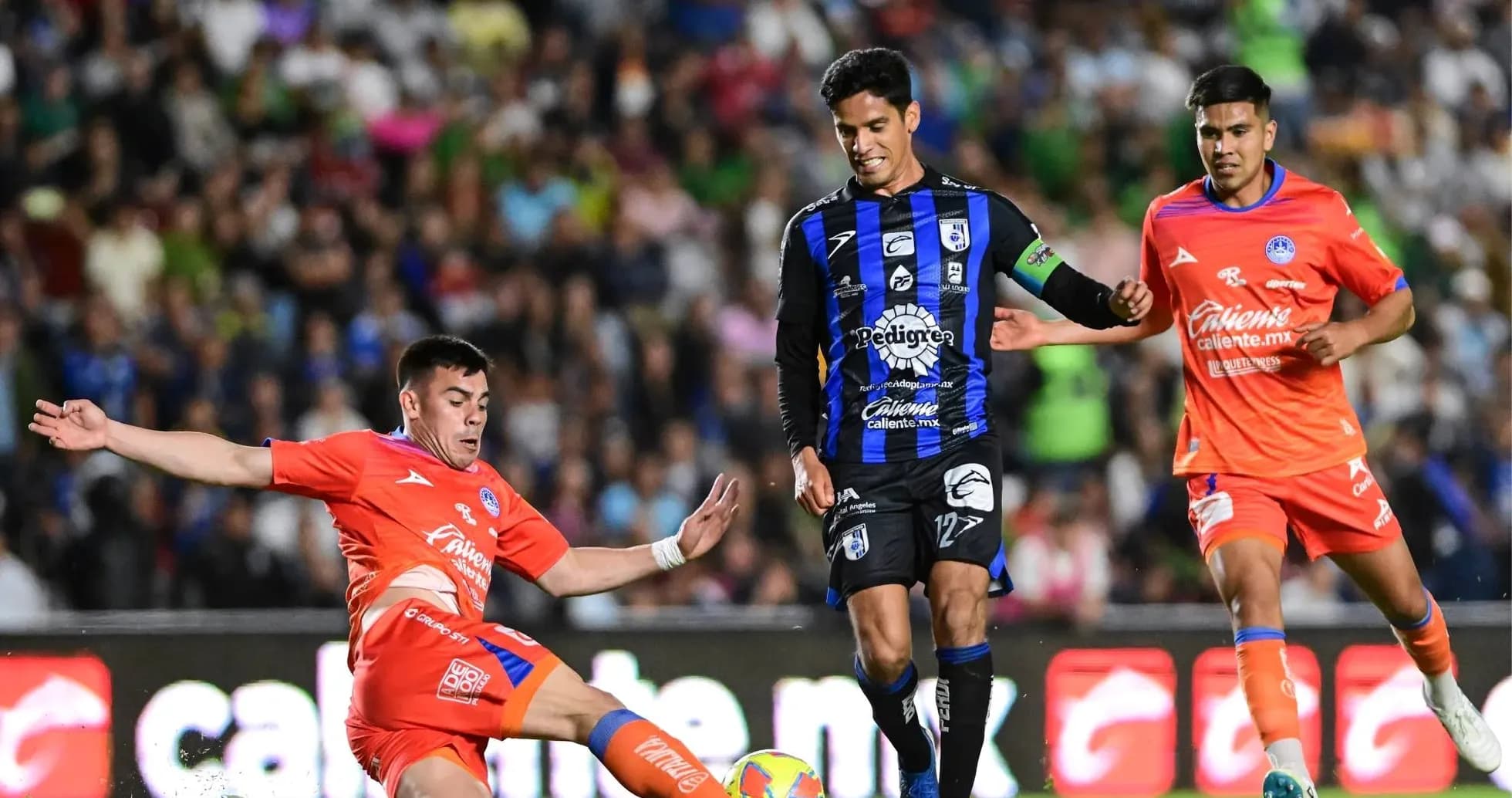 Jugadores de Mazatlán y Querétaro en acción Jugadores de Mazatlán y Querétaro en acción