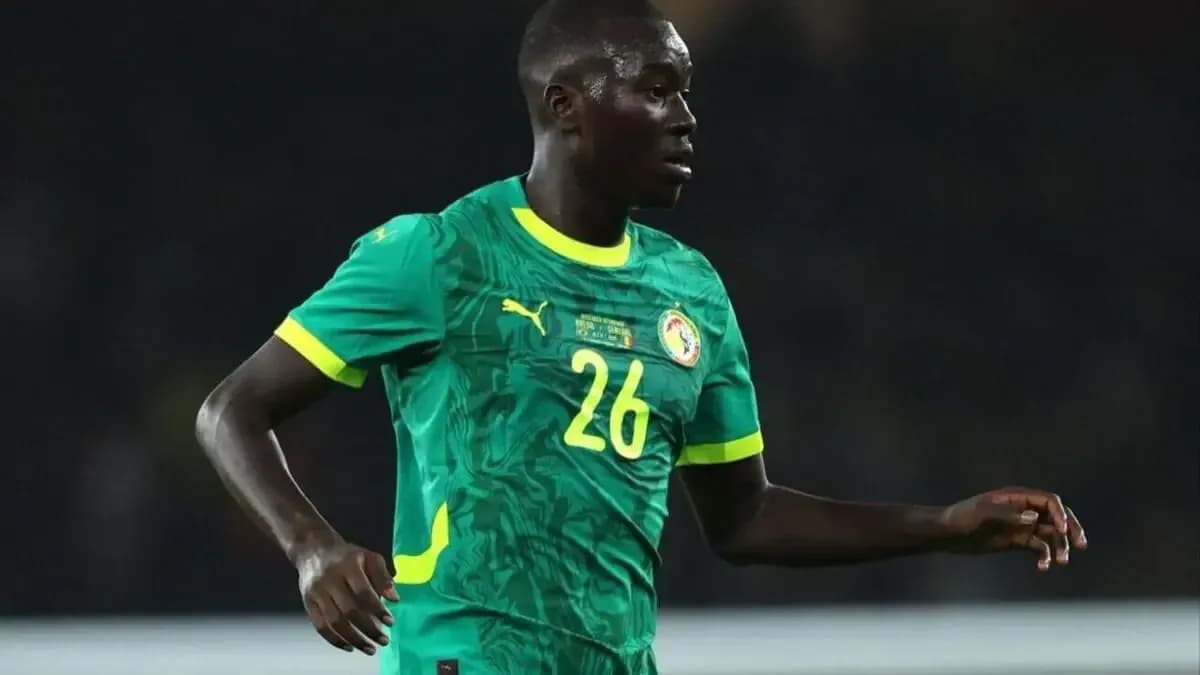 Jugador de Senegal en partido de fútbol Jugador de Senegal en partido de fútbol