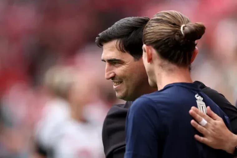 Entrenador y jugador abrazándose en el campo Entrenador y jugador abrazándose en el campo