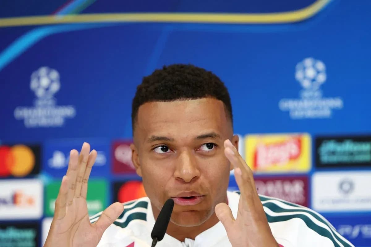 Jugador hablando en conferencia de prensa de Champions League Jugador hablando en conferencia de prensa de Champions League
