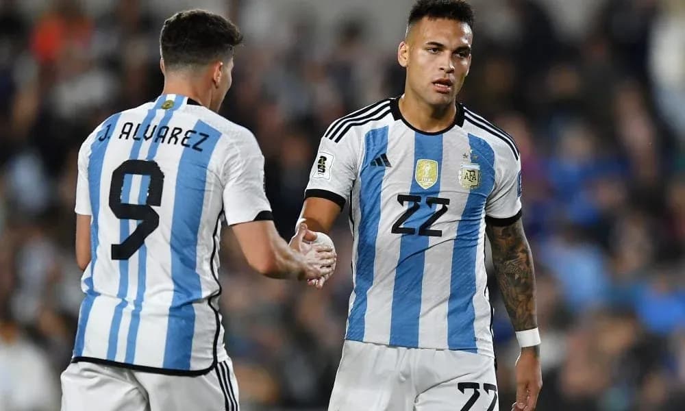Jugadores de Argentina saludándose en el campo Jugadores de Argentina saludándose en el campo