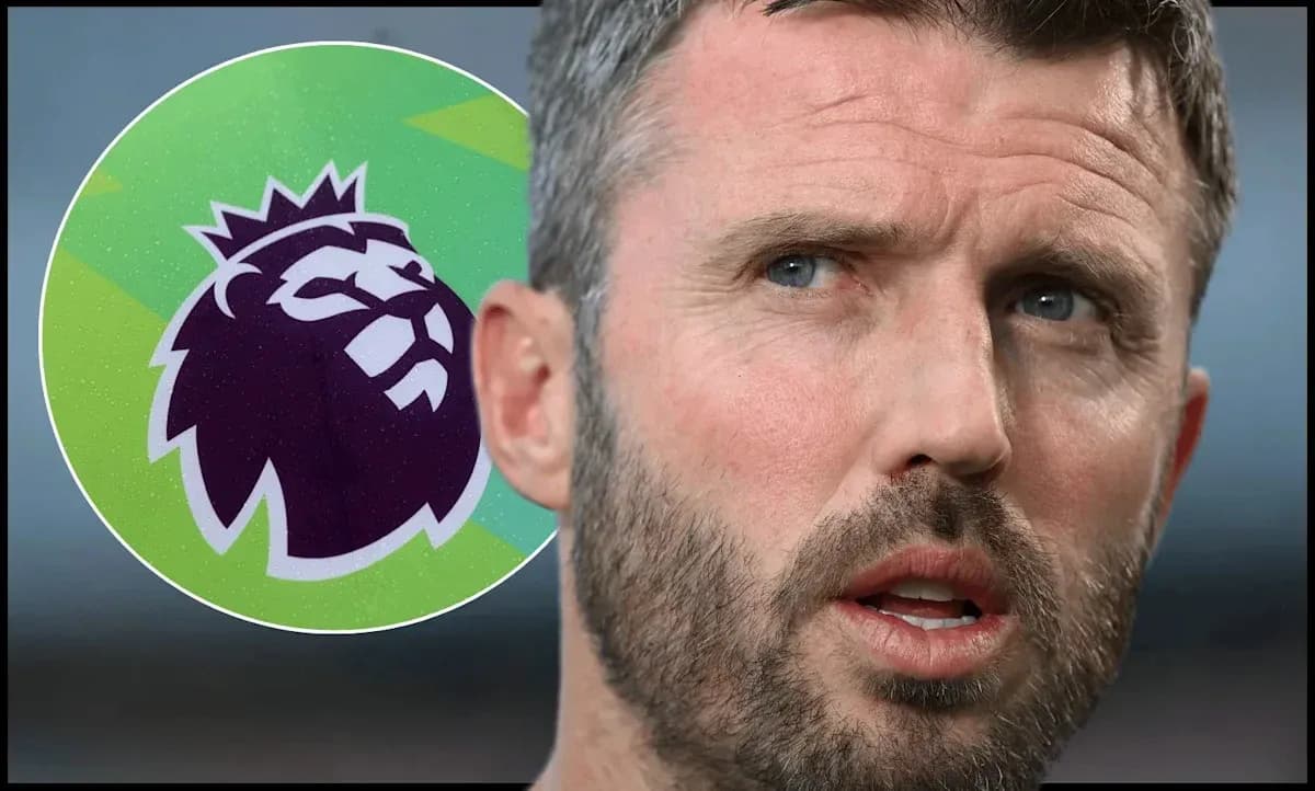 Hombre con barba frente al logo de la Premier League Hombre con barba frente al logo de la Premier League
