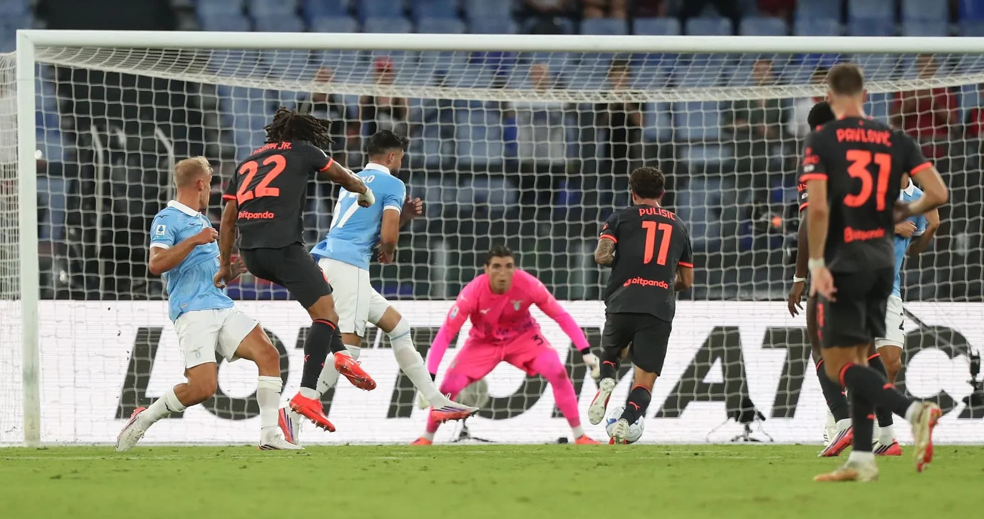 Un jugador de Lazio disparando a puerta Un jugador de Lazio disparando a puerta