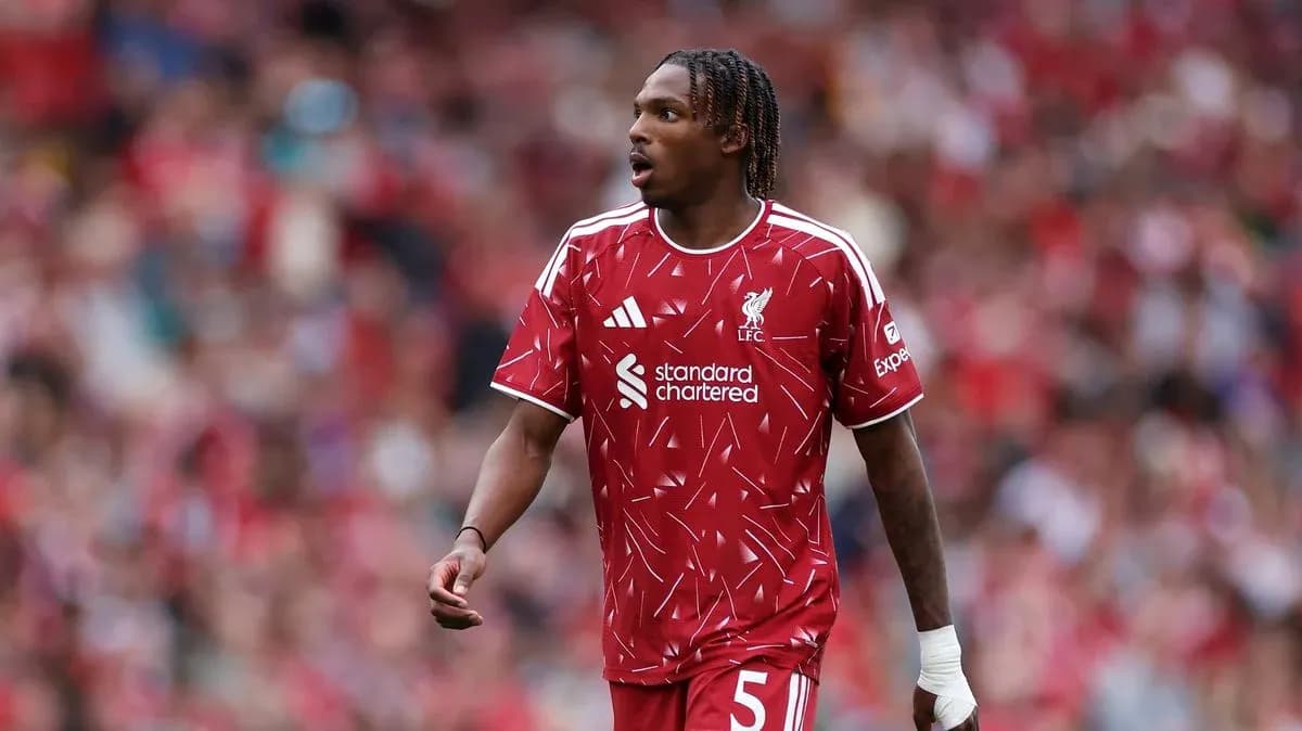 Jugador de Liverpool en acción durante el partido Jugador de Liverpool en acción durante el partido