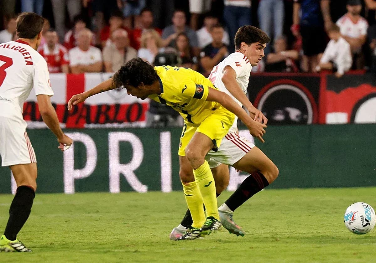 Jugador de Villarreal luchando por el balón Jugador de Villarreal luchando por el balón