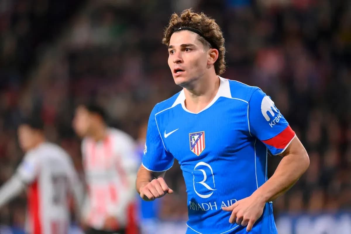 Jugador de Atlético de Madrid en acción durante el partido Jugador de Atlético de Madrid en acción durante el partido