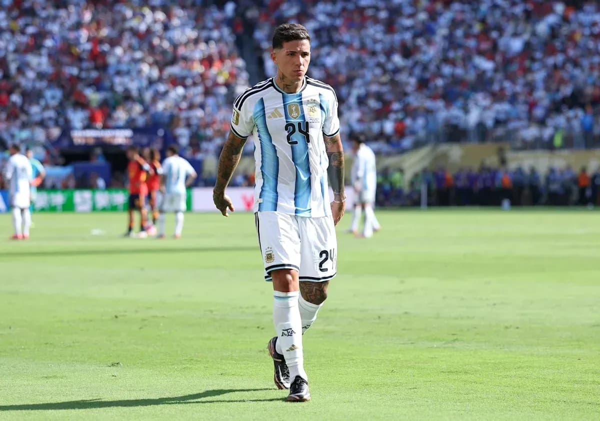 Jugador argentino caminando en el campo de juego Jugador argentino caminando en el campo de juego