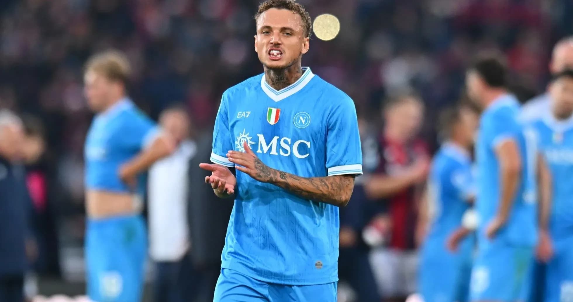 Jugador del Napoli gesticulando en el campo de juego Jugador del Napoli gesticulando en el campo de juego