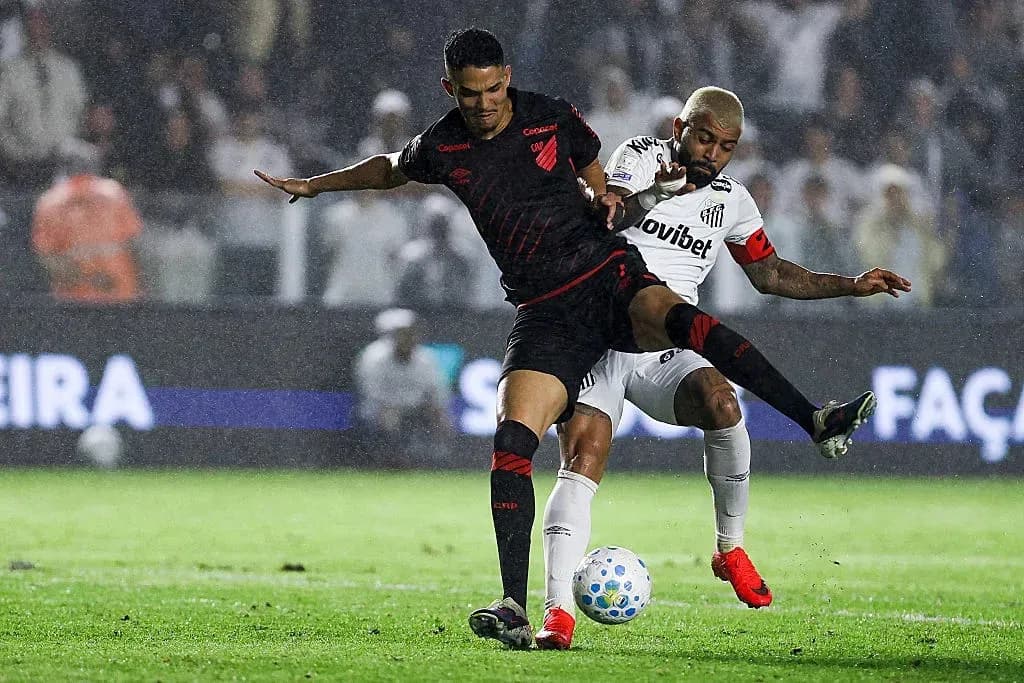 Jugador de Athletico Paranaense luchando por el balón Jugador de Athletico Paranaense luchando por el balón