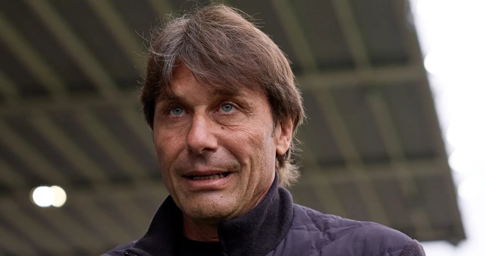 Entrenador hablando en el estadio antes del partido Entrenador hablando en el estadio antes del partido