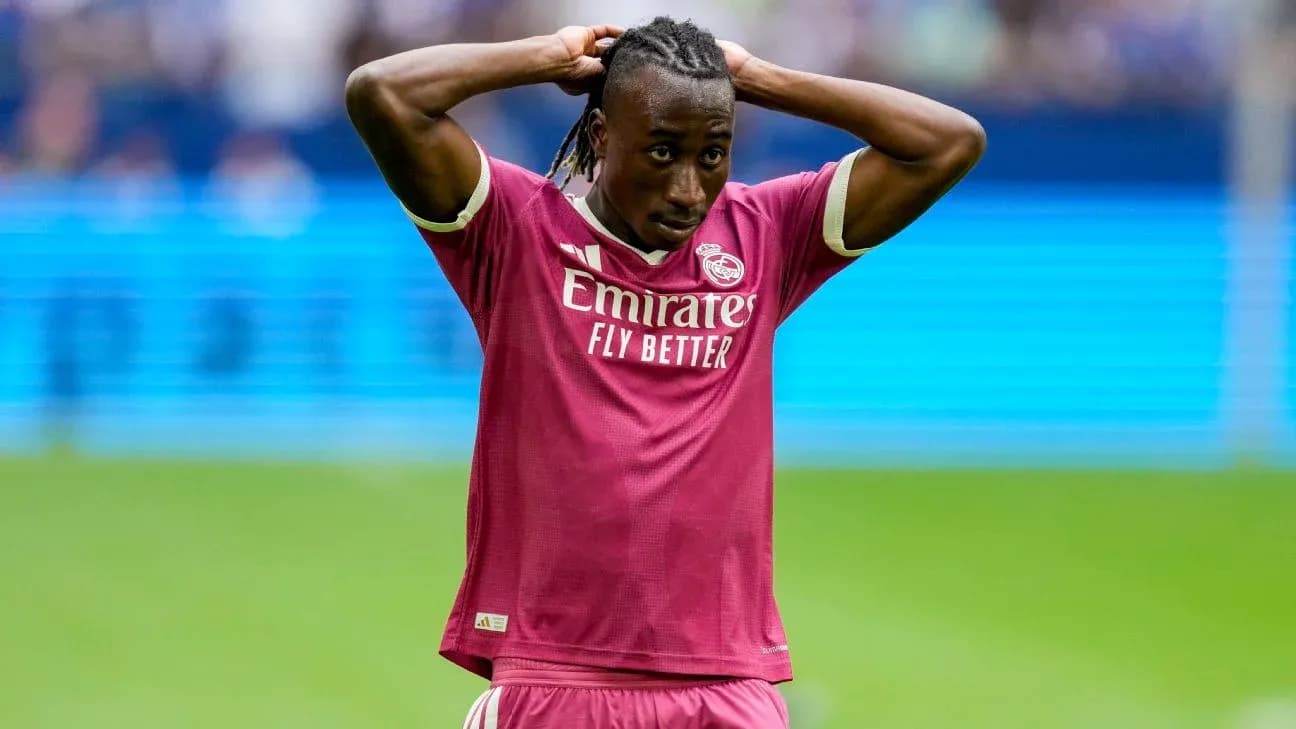 Jugador de Real Madrid con camiseta rosa en el campo Jugador de Real Madrid con camiseta rosa en el campo