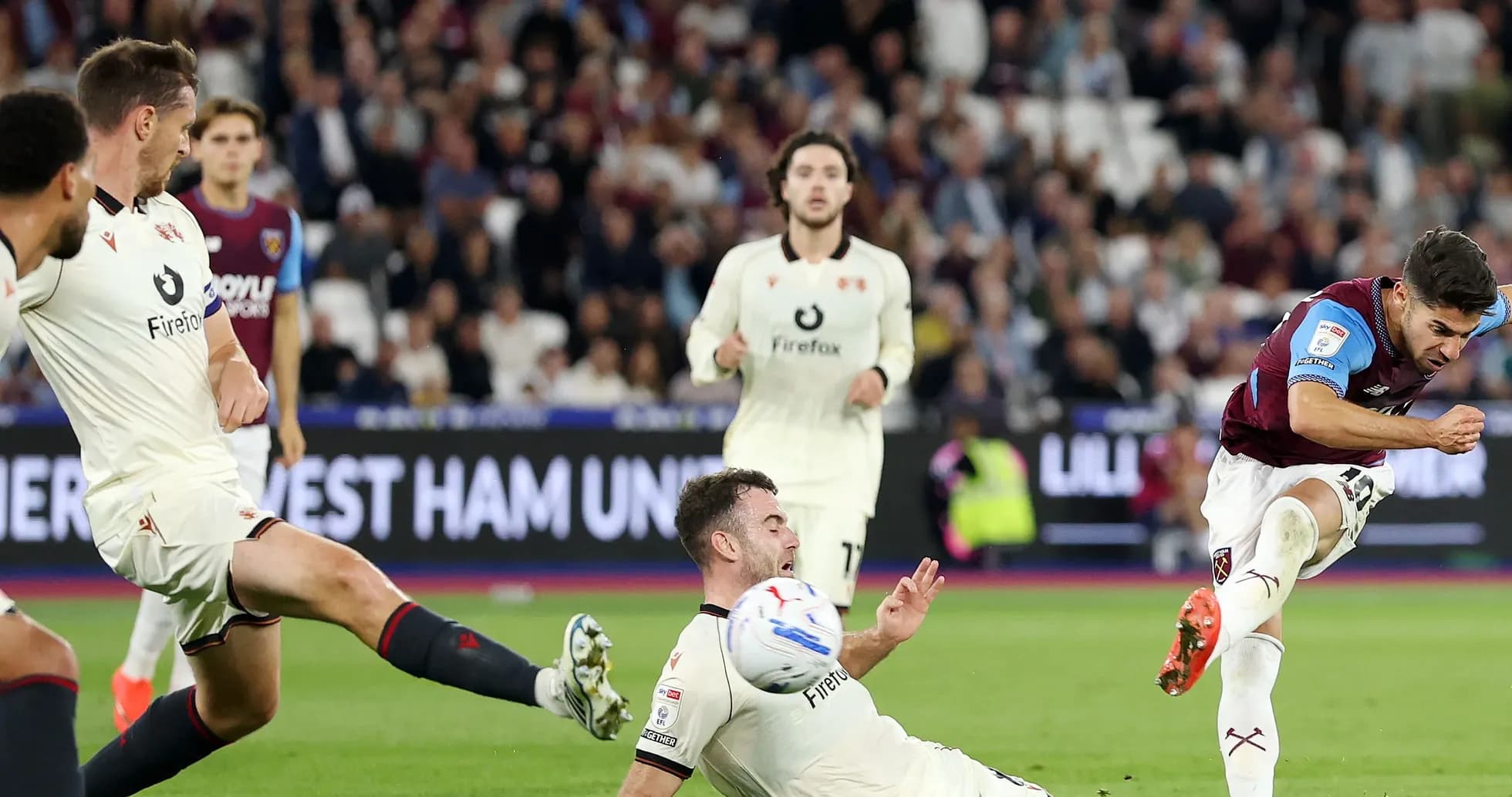 Jugador de West Ham chutando el balón en partido Jugador de West Ham chutando el balón en partido