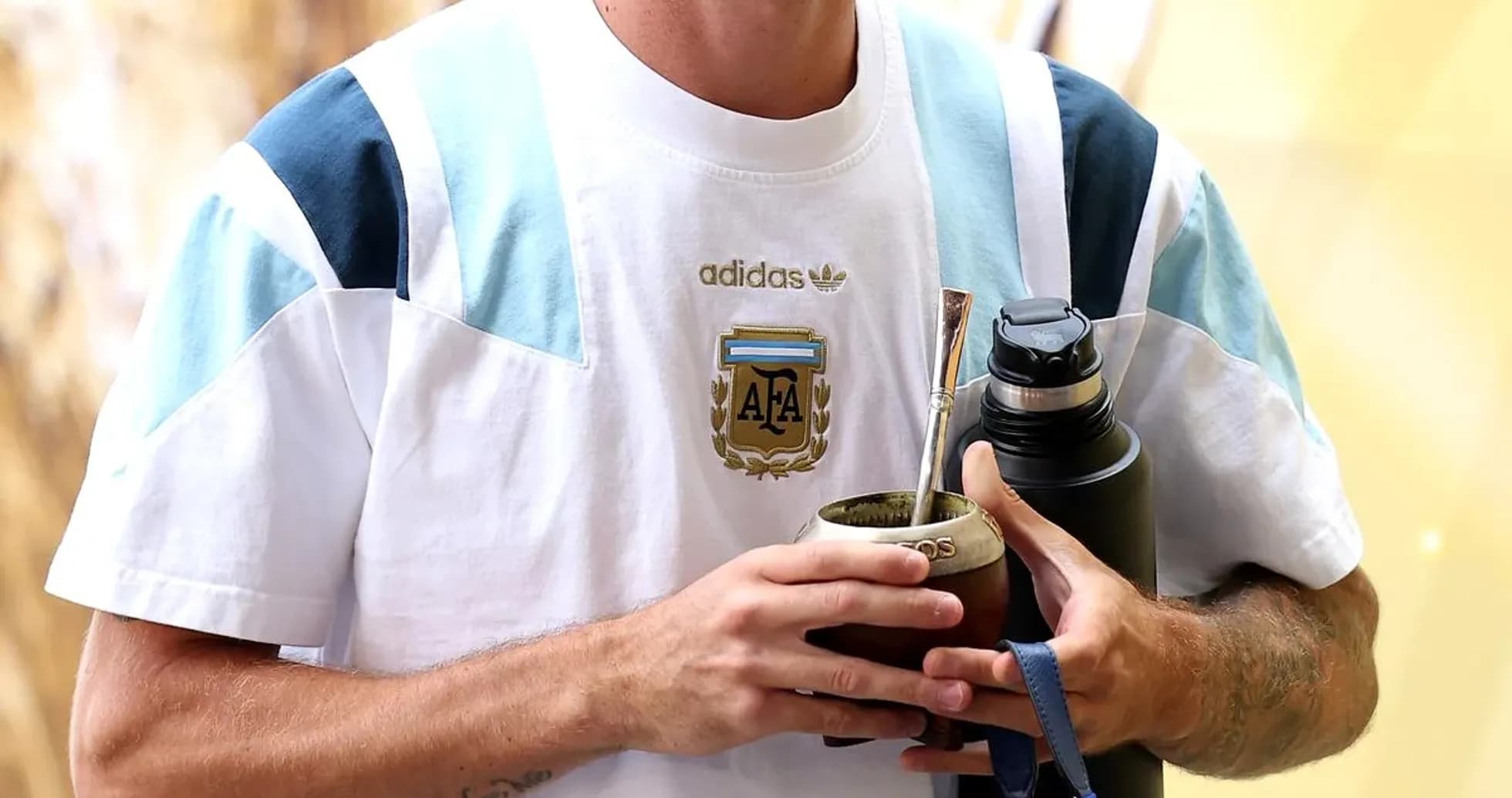 Jugador sosteniendo mate y botella en entrenamiento Jugador sosteniendo mate y botella en entrenamiento