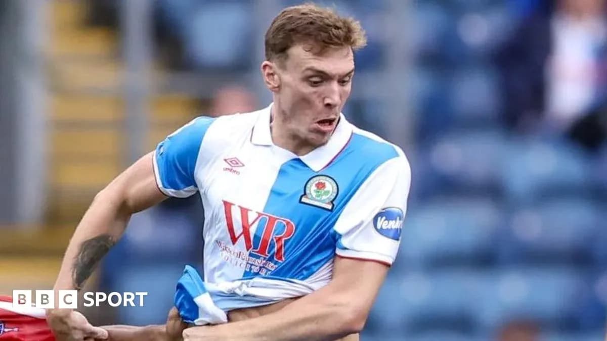 Jugador de Blackburn Rovers en acción durante partido Jugador de Blackburn Rovers en acción durante partido