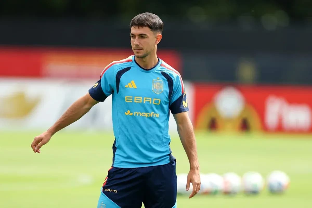 Jugador de la selección española entrenando en el campo Jugador de la selección española entrenando en el campo