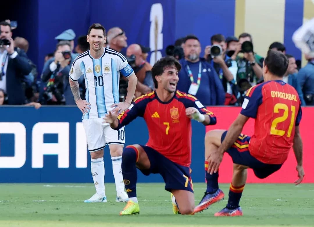 Messi y jugadores españoles en el partido Messi y jugadores españoles en el partido