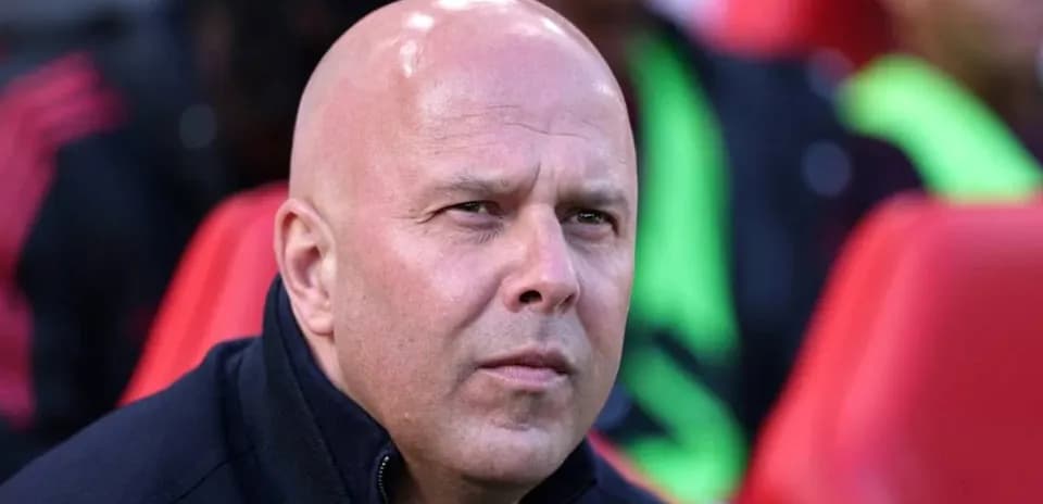 Entrenador observando el partido desde el banquillo Entrenador observando el partido desde el banquillo