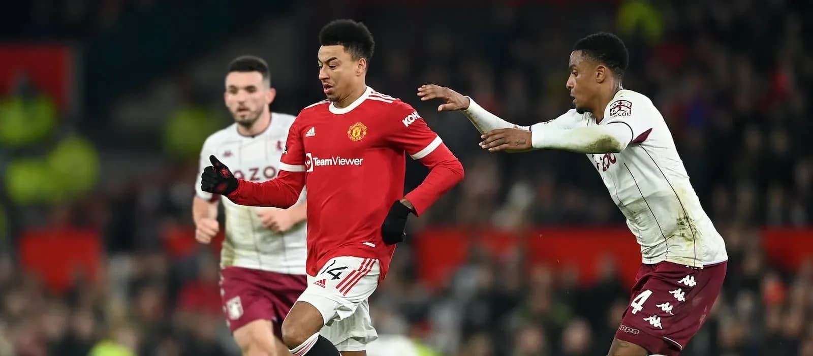 Jugador de Manchester United esquivando a rival de Aston Villa Jugador de Manchester United esquivando a rival de Aston Villa
