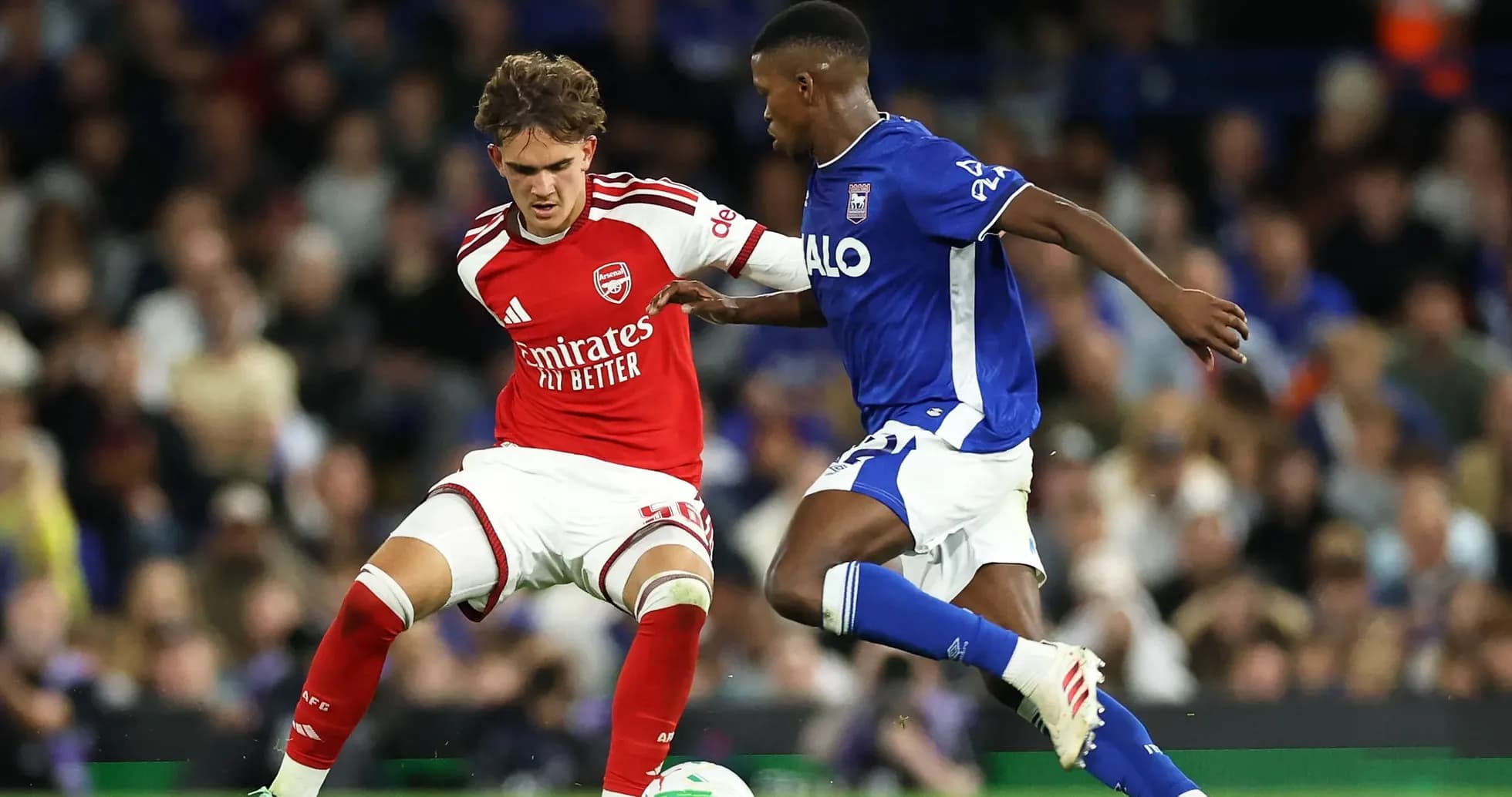 Jugadores de Arsenal e Ipswich luchando por el balón Jugadores de Arsenal e Ipswich luchando por el balón