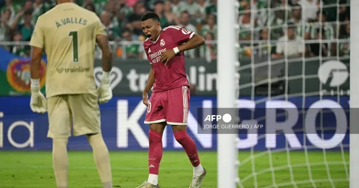 Jugador de Real Madrid se duele tras jugada Jugador de Real Madrid se duele tras jugada