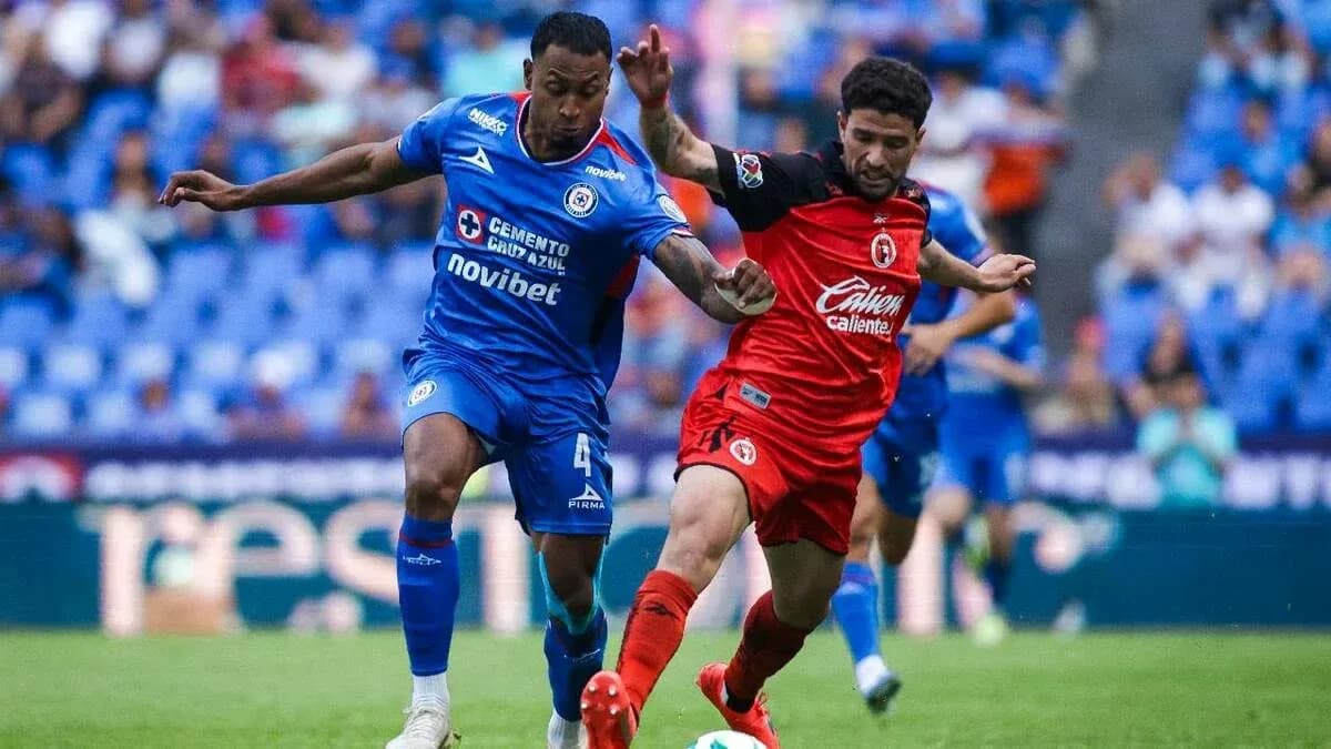 Jugadores de Tijuana y Cruz Azul compitiendo por el balón Jugadores de Tijuana y Cruz Azul compitiendo por el balón