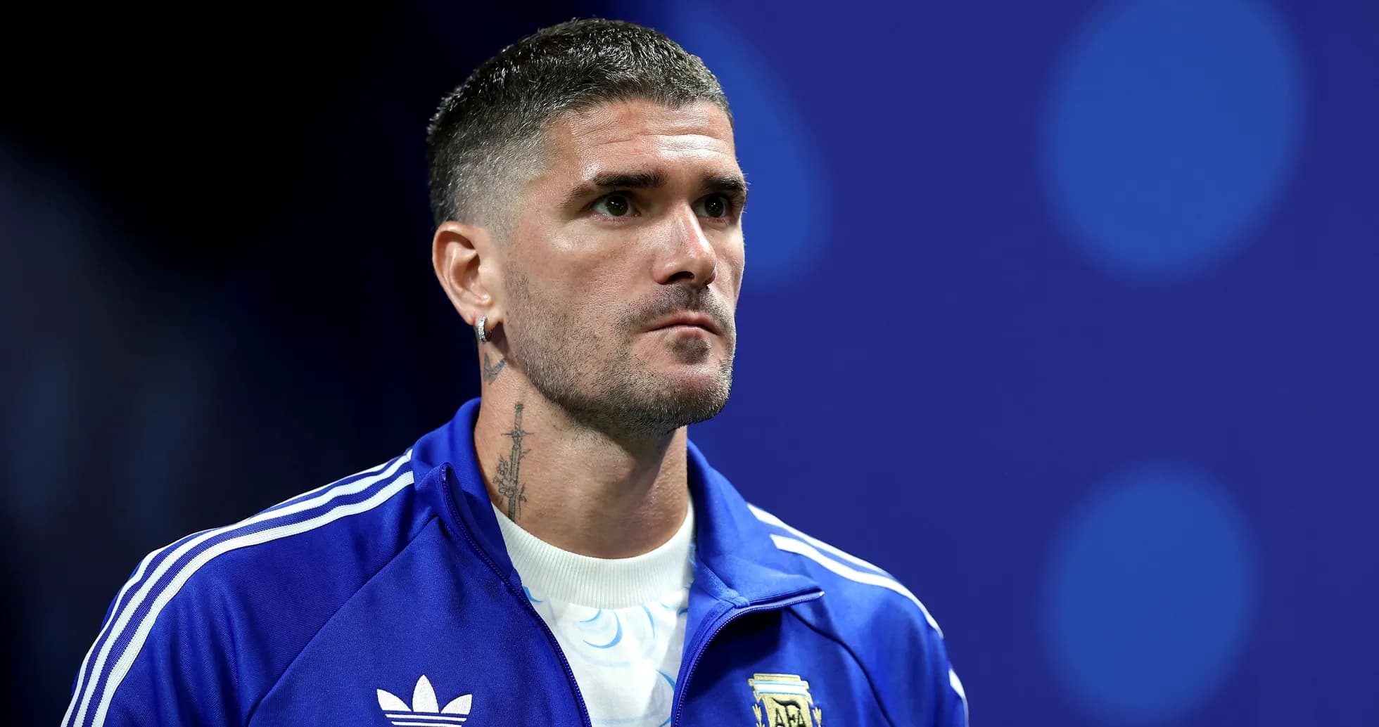 Jugador argentino en uniforme de entrenamiento mirando al frente Jugador argentino en uniforme de entrenamiento mirando al frente