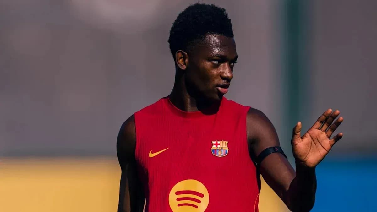 Jugador de FC Barcelona entrenando en camiseta roja Jugador de FC Barcelona entrenando en camiseta roja