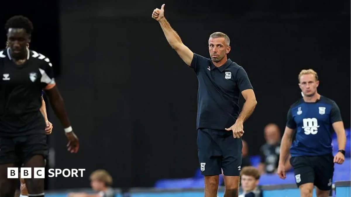 Entrenador señalando instrucciones durante un partido Entrenador señalando instrucciones durante un partido