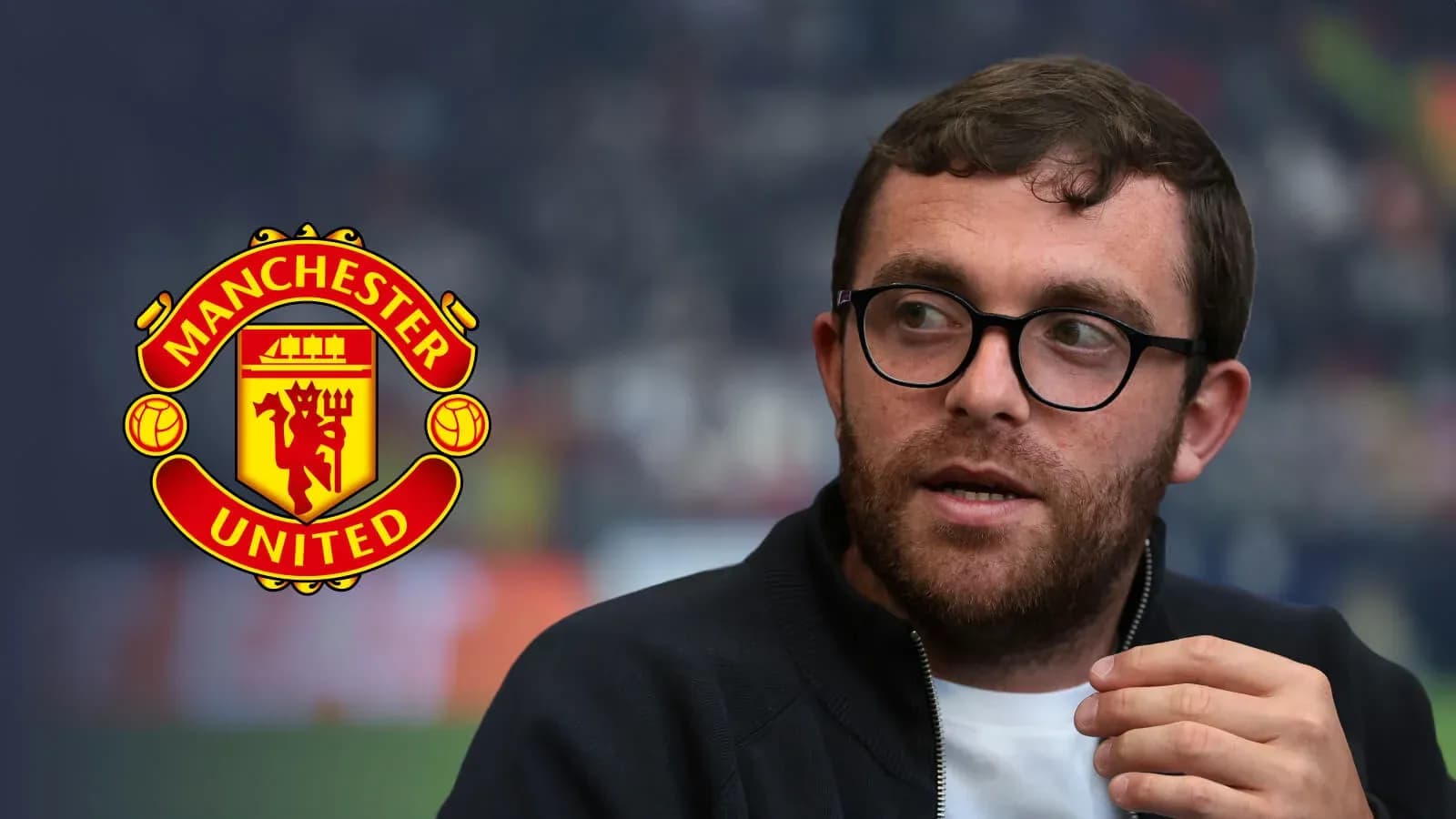 Hombre hablando con logo de Manchester United en fondo Hombre hablando con logo de Manchester United en fondo