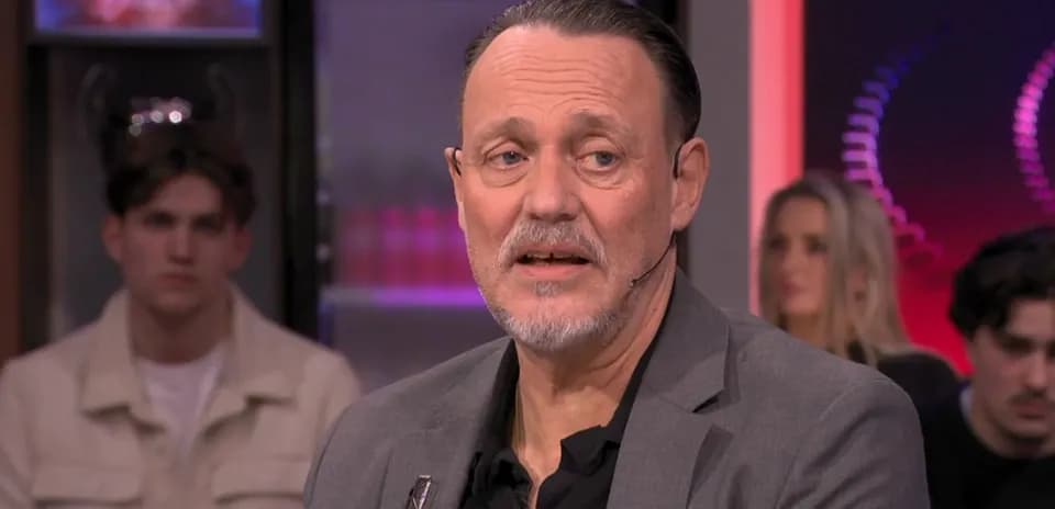 Hombre hablando en un programa de televisión Hombre hablando en un programa de televisión