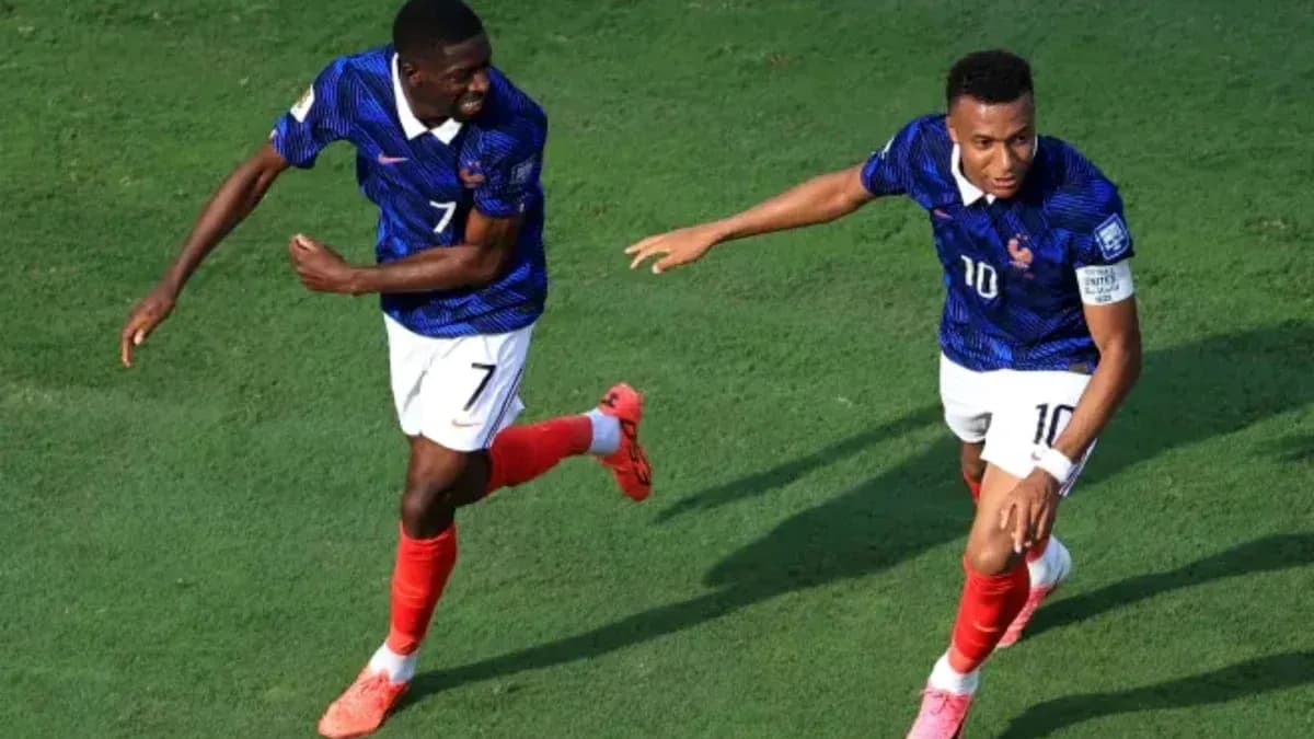 Jugadores de Francia celebrando un gol en el campo Jugadores de Francia celebrando un gol en el campo