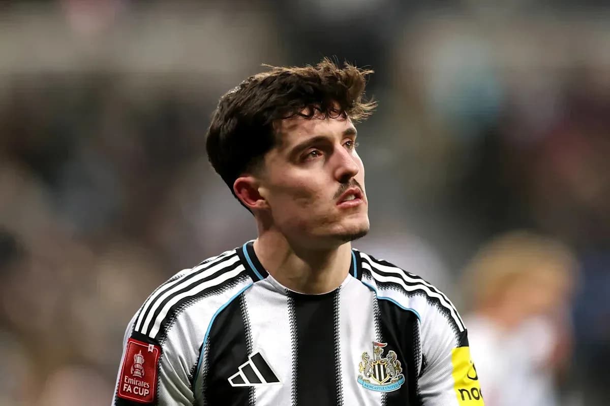 Jugador de Newcastle United en el campo tras partido Jugador de Newcastle United en el campo tras partido