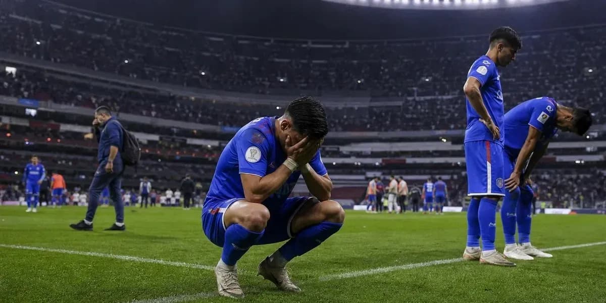 Jugadores de fútbol en el campo tras la derrota Jugadores de fútbol en el campo tras la derrota