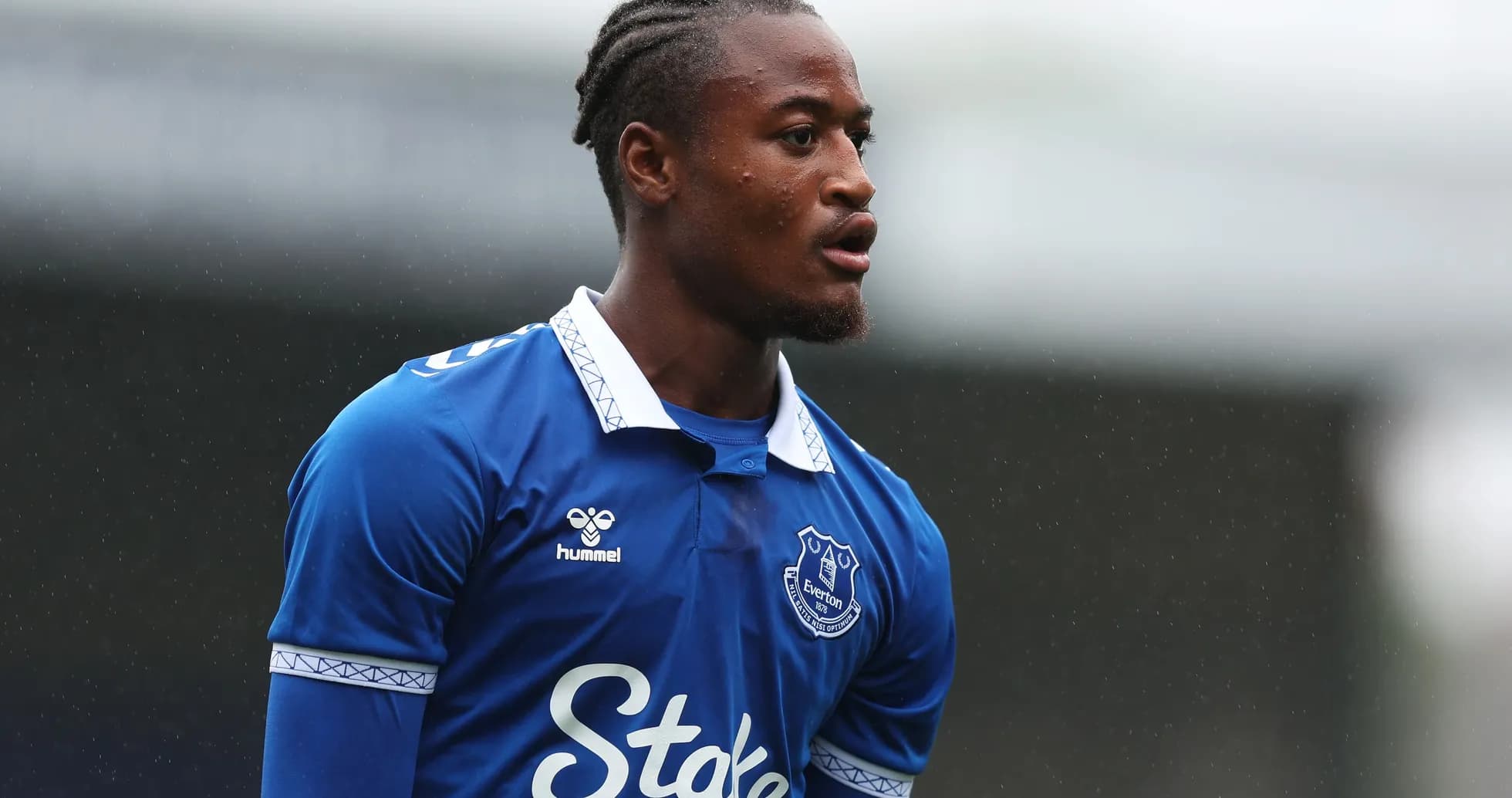 Jugador de Everton en uniforme azul durante entrenamiento Jugador de Everton en uniforme azul durante entrenamiento