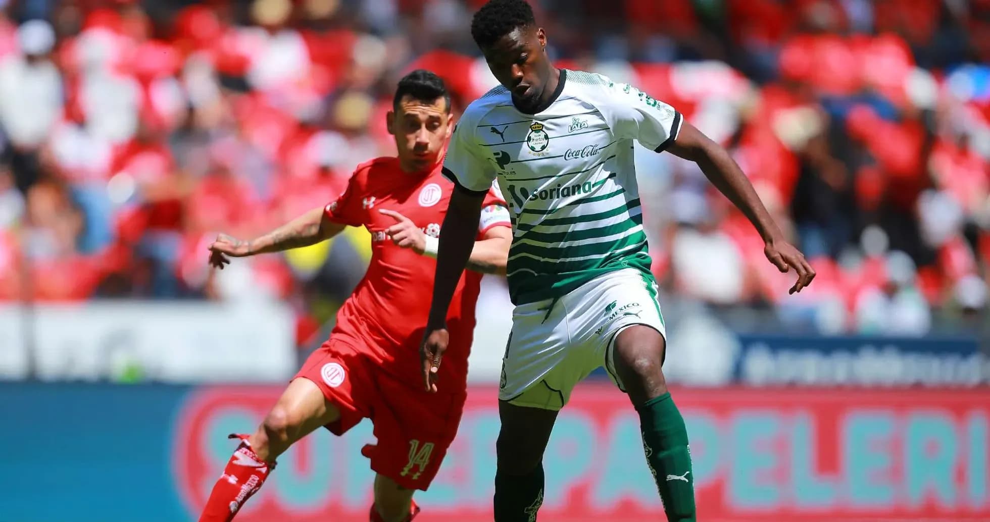 Jugadores de Toluca y Santos Laguna en acción Jugadores de Toluca y Santos Laguna en acción