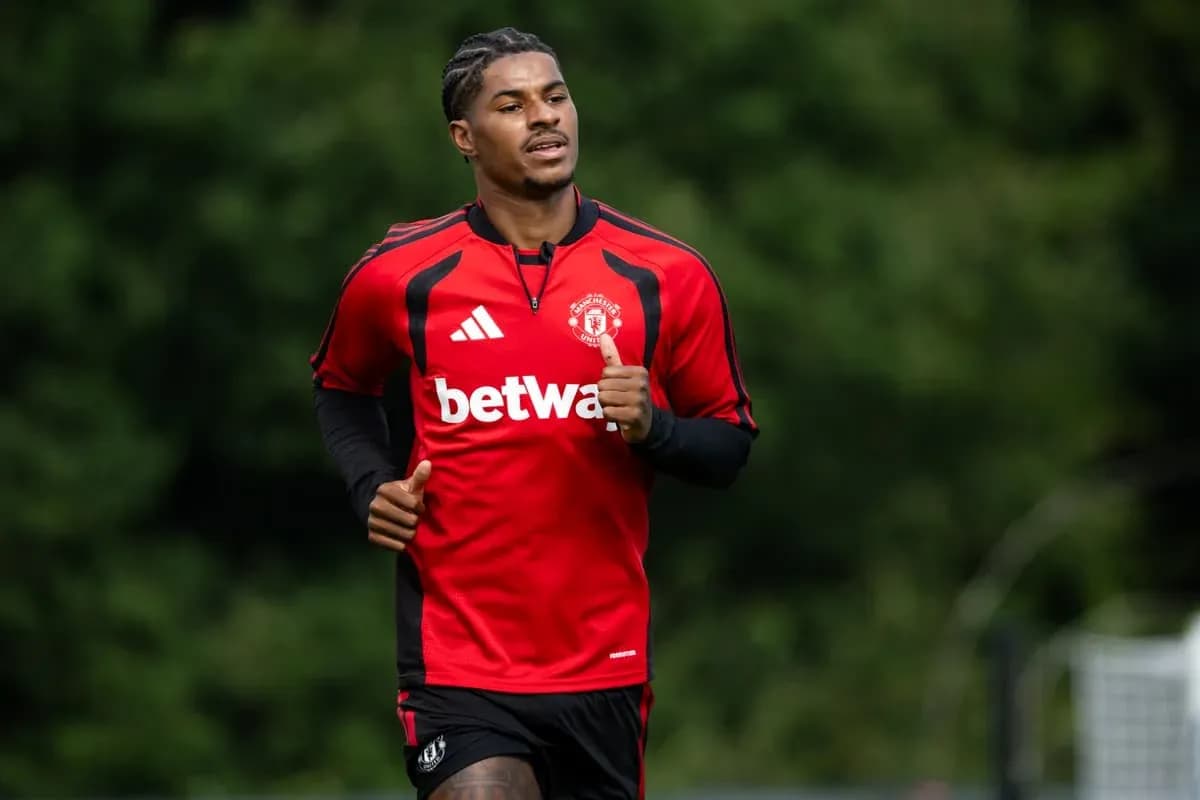 Jugador de Manchester United corriendo en entrenamiento Jugador de Manchester United corriendo en entrenamiento