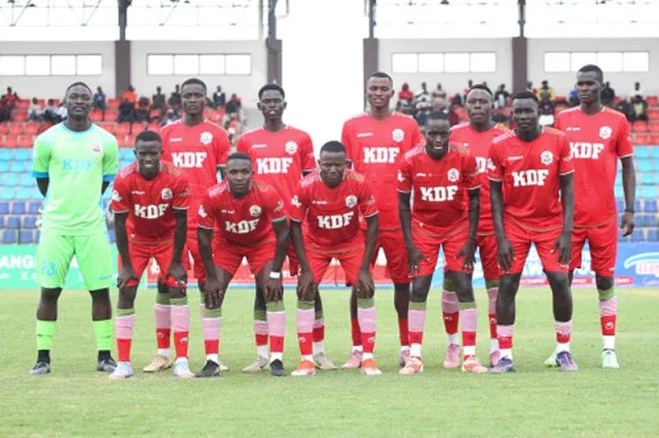 Equipo KDF posando en el campo antes del partido Equipo KDF posando en el campo antes del partido
