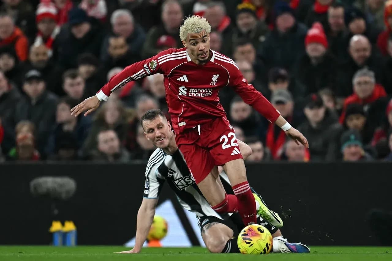 Jugador de Liverpool deslizándose contra Newcastle Jugador de Liverpool deslizándose contra Newcastle