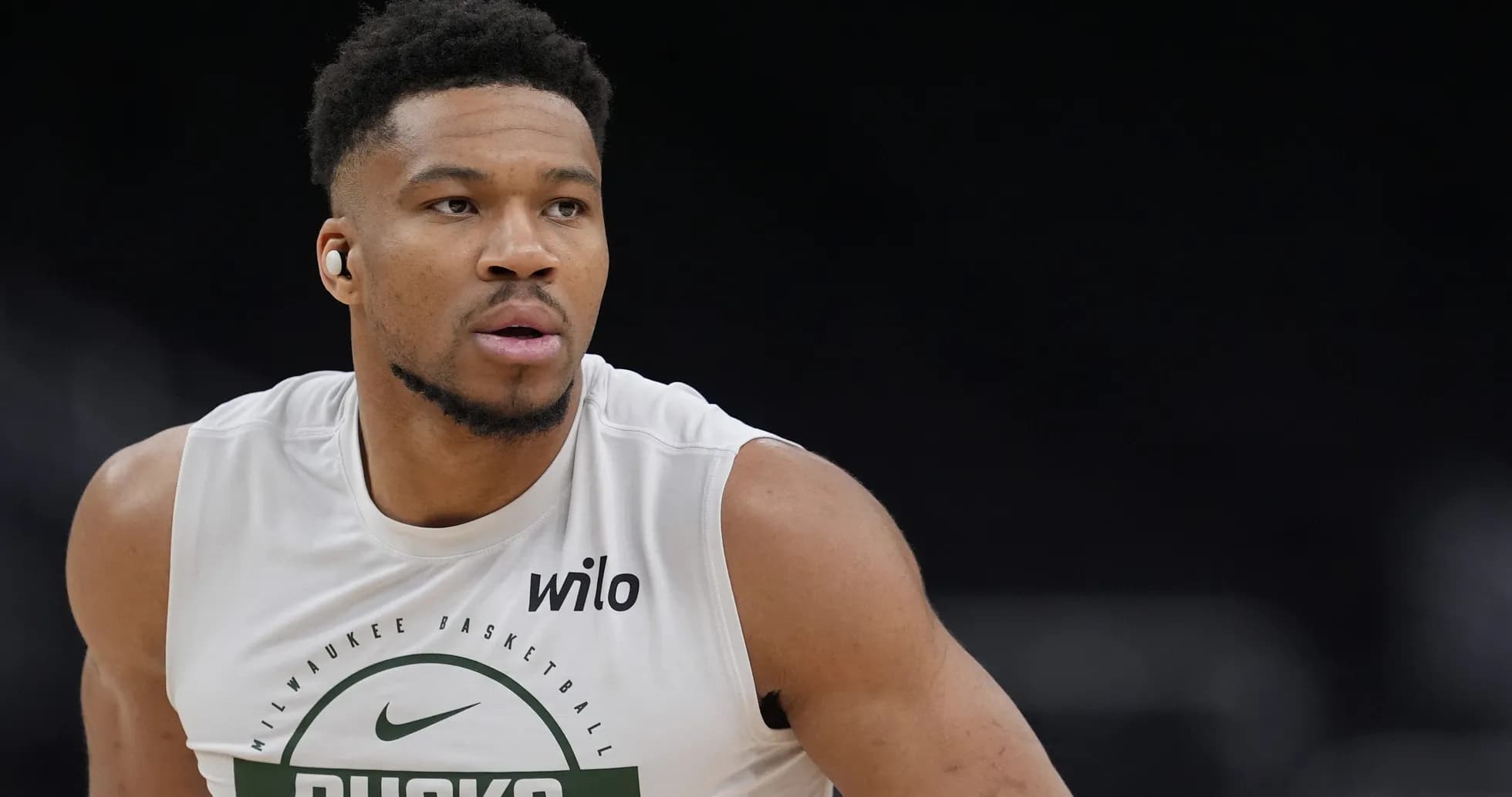 Jugador entrenando con camiseta de los Bucks Jugador entrenando con camiseta de los Bucks