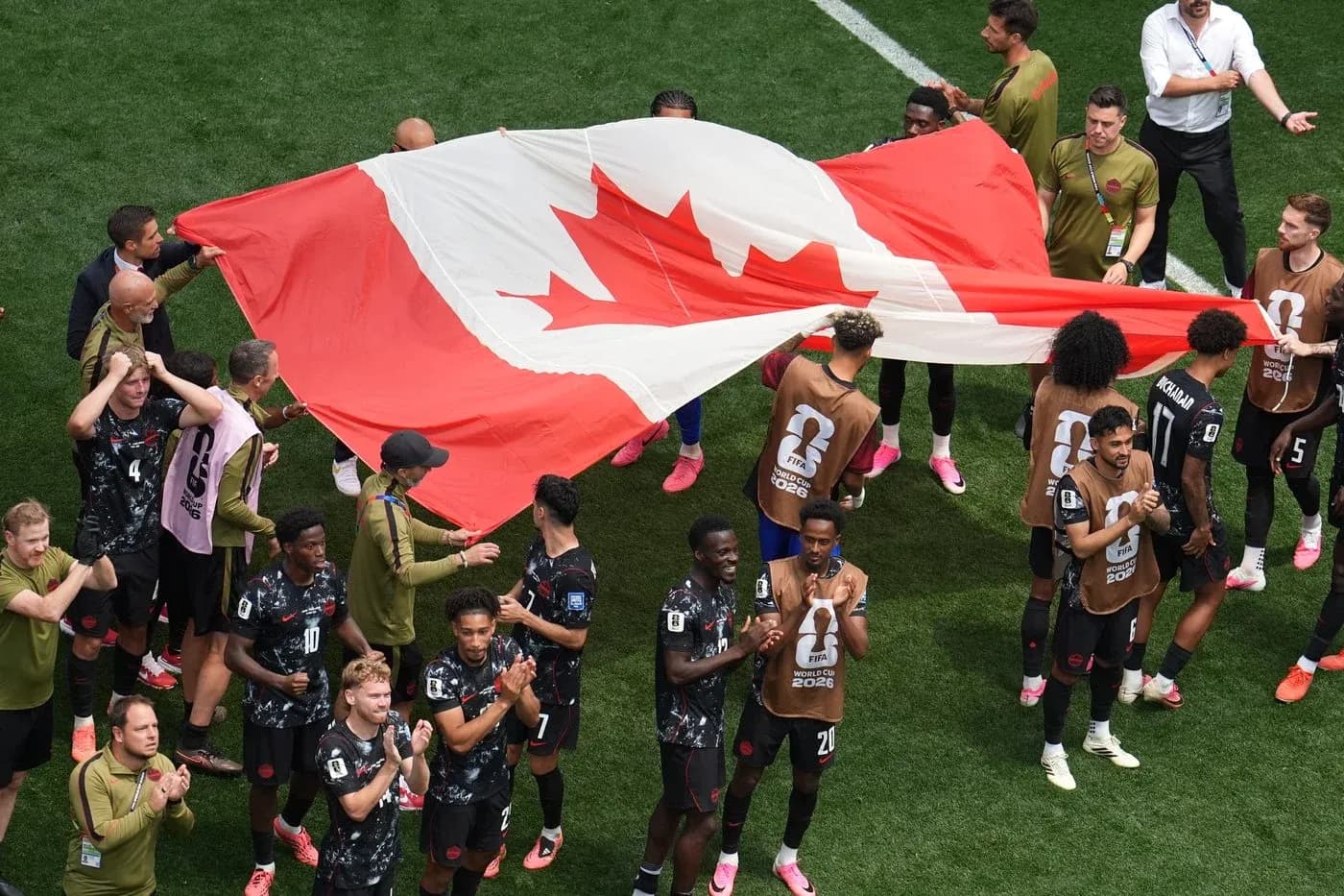 Jugadores de Canadá con la bandera nacional Jugadores de Canadá con la bandera nacional