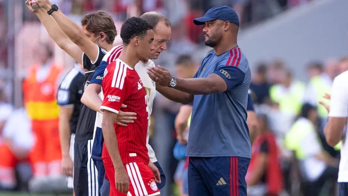 Entrenador hablando con jugador durante sustitución Entrenador hablando con jugador durante sustitución